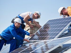 photo mise en avant pour l'article Guide complet sur l'installation de panneaux solaires sur ton toit : Économise de l'électricité et réduis tes factures ! sur le blog https://maitre-bricoleur.fr